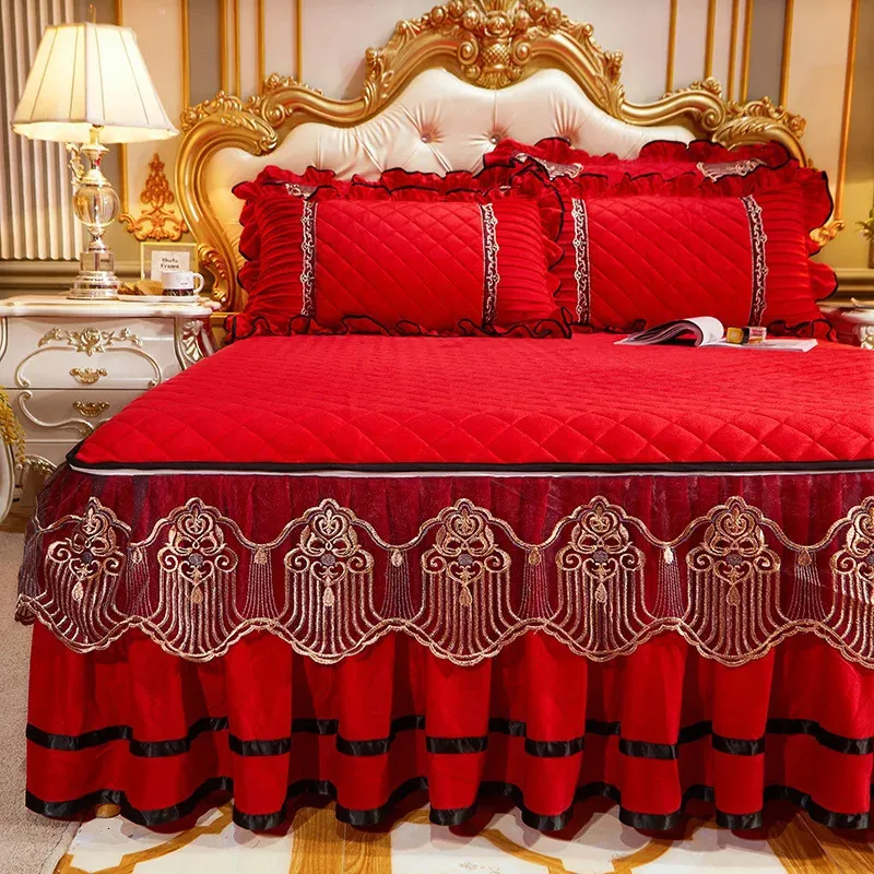 Conjuntos de cama Vermelho Cristal Veludo Princesa Casamento Engrossar Colchas Macias Lace Bordado Cama Saia Colchão Capa Fronhas 231122