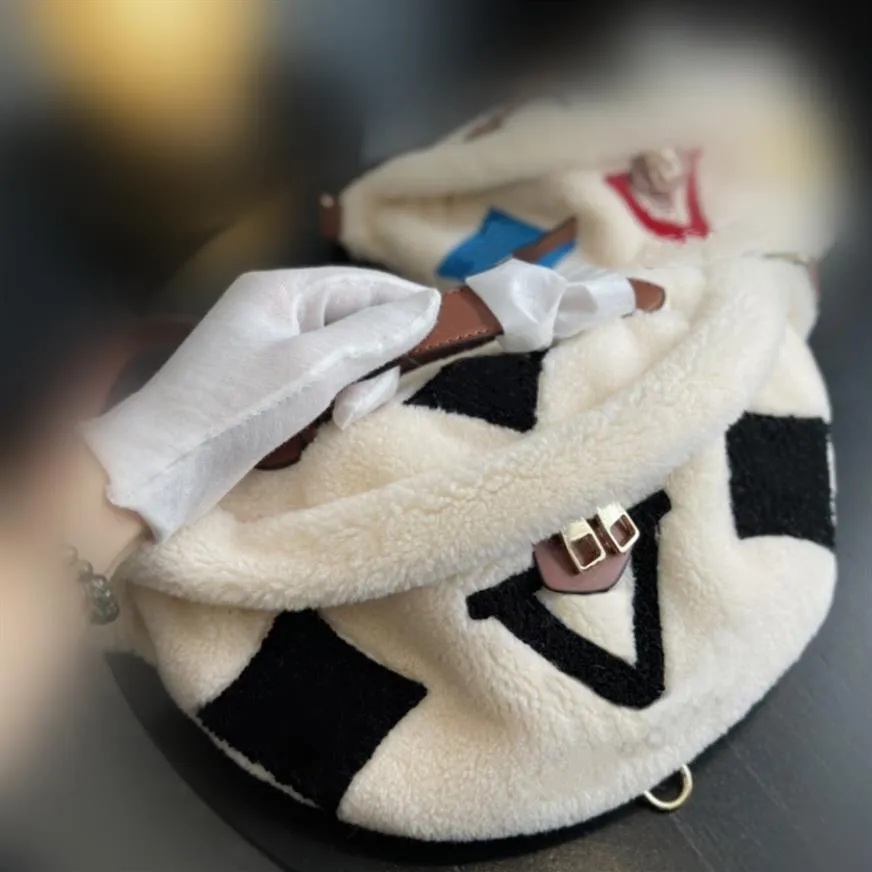 Designer Winter Teddy Waist Bag Designer Chest Bags Crossbody Lamb Wool Genuine Soft Fur Bumbag Classic Shoulder Belt Bag245d