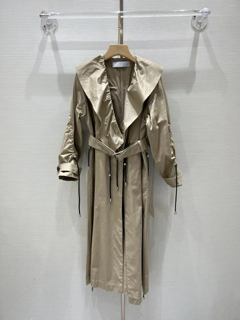 Trench-coat avec cordon de serrage pour femme. Style kaki classique à revers à volants1
