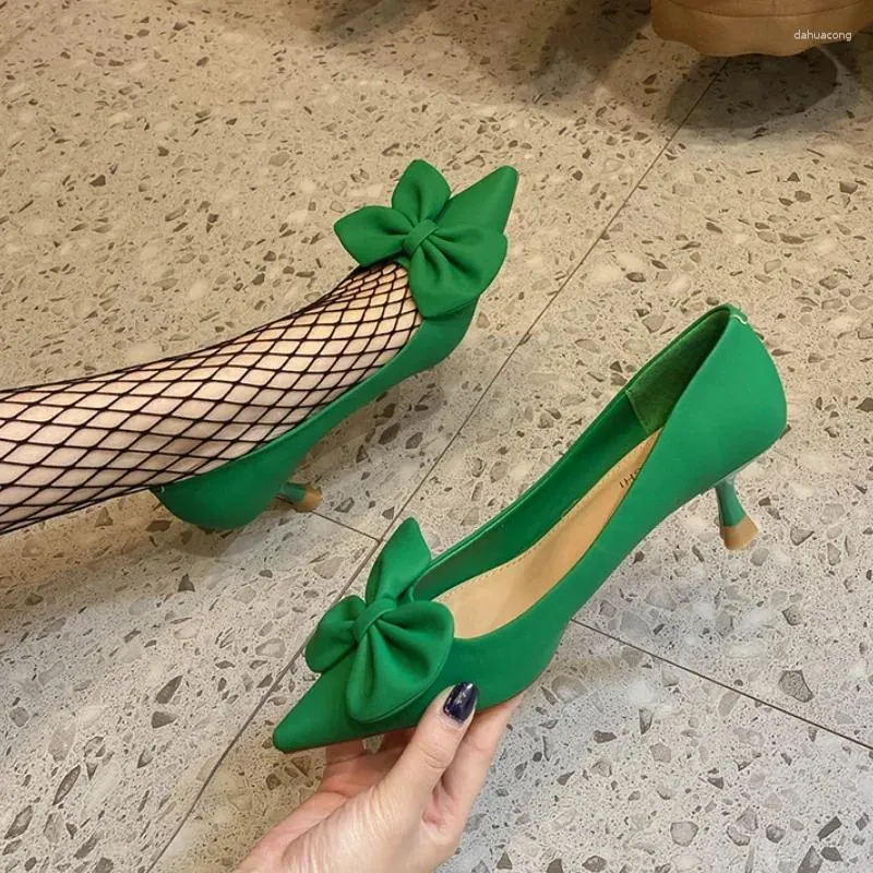 Klädskor Autumn 2023 Lätt mun Bow Pointy Thin Heel Green High Heels Dam Temperament Small