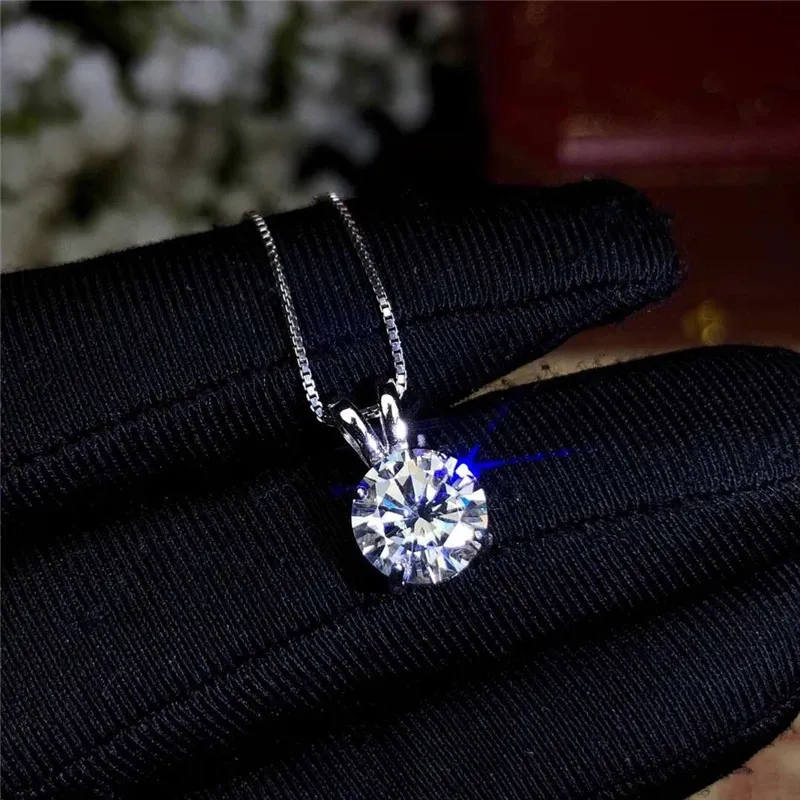 Naszyjniki wiszące 2CT Diamond Solitaire Naszyjnik 925 Srebrny Srebrny Choker Naszyjnik Srebrny 925 Biżuteria z łańcuchem pudełkowym 231121