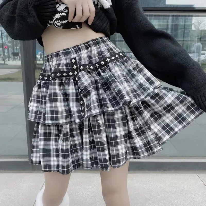 スカートHouzhou Gothic Mall Goth Plaid Skirt Women Harajuku Punk Rivetブラックダブルレイヤーハイウェイストミニスカートダークアカデミアグランジ230422