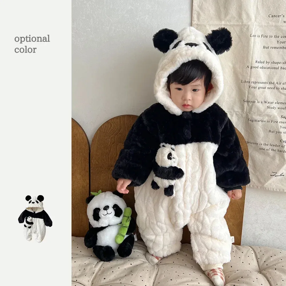 Barboteuses 2023 automne hiver bébé garçons Onesies en peluche Patchwork dessin animé Panda né vêtements d'extérieur barboteuse poilue à capuche infantile garçon combinaison 231122