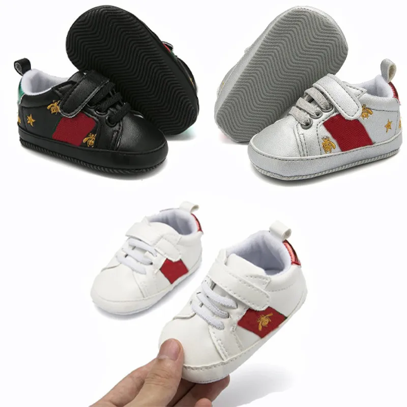 Baby First Walkers Bee Ace Sneakers Designer Buty dla dzieci haftowane białe zielone paski spacery niemowlęta chłopiec kazał miękki bodźce przeciwpoślizgowe