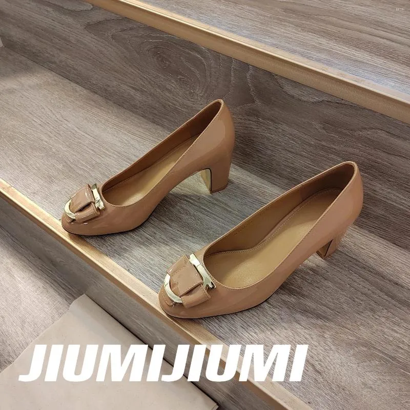 Sukienka buty 2023 Jumiijiumi dojrzałe patent skórzane kobiety pompki okrągłe do sznurków metalowe decora bota feminina