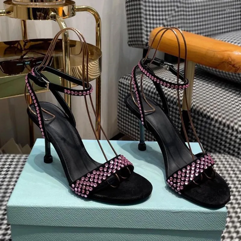Chaussures habillées 2023 Sandales d'été Sandales à tête ronde Accessoires en diamant Stiletto pour femmes All-Match Rétro Talons hauts à talons ouverts