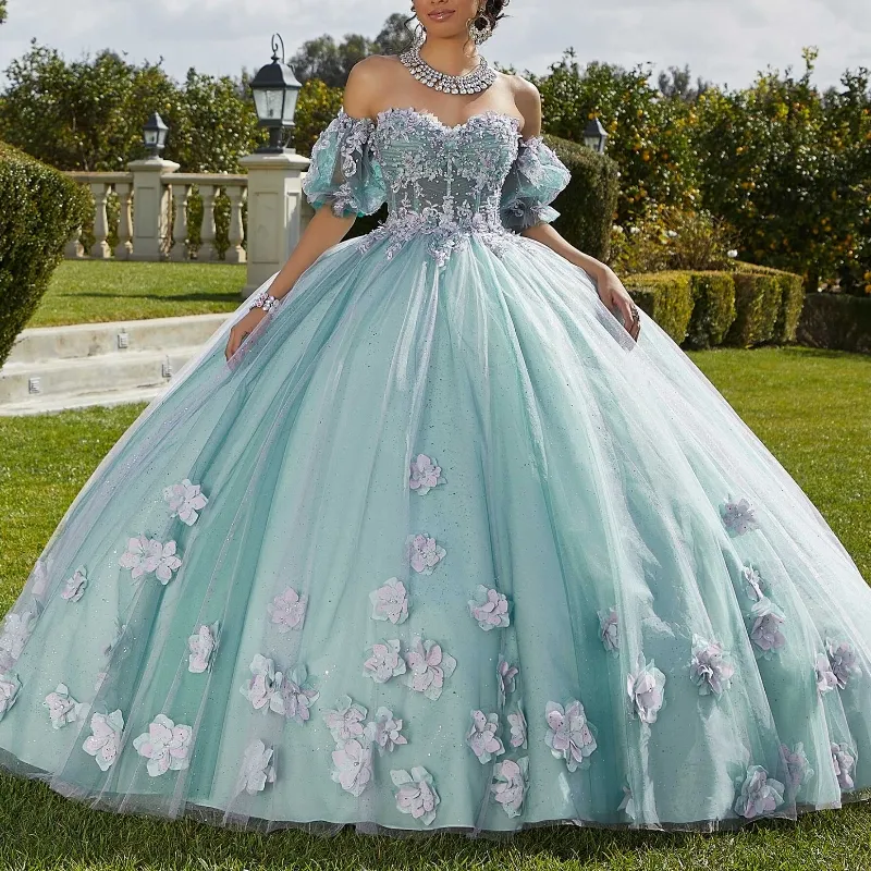 2024 Splendidi abiti da ballo verde chiaro con spalle scoperte Perline di pizzo floreale 3D Tulle 15 Abiti da ballo Quinceanera per ragazza da donna