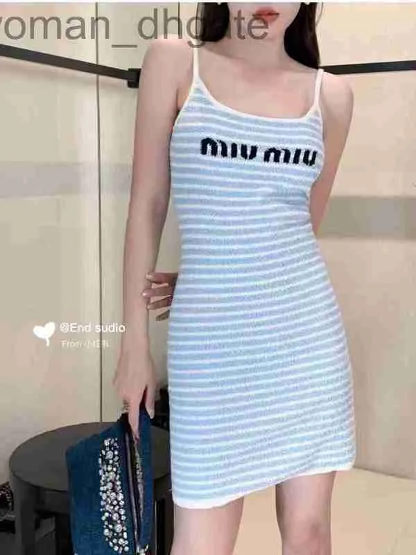 Sprourtsskorts Designer Domowa sukienka z sziemką na wiosenną wiosenną i letnią nową linię w paski w stylu ramion pokazuje szczupłą spódnicę bioder U6Y2