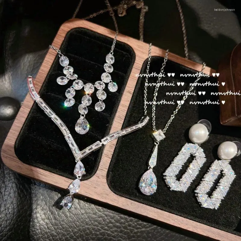Pendentif Colliers Collier de luxe pour femmes Blanc Shine Cubique Zircone Pierre Romantique Bijoux De Mode Accessoires De Fête De Mariage