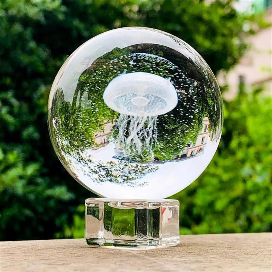 Nyhetsartiklar 60mm 3D Jellyfish Crystal Ball Laser Graved Miniature Sphere Glass Globe Display Stand Home Decoration Accessories232C