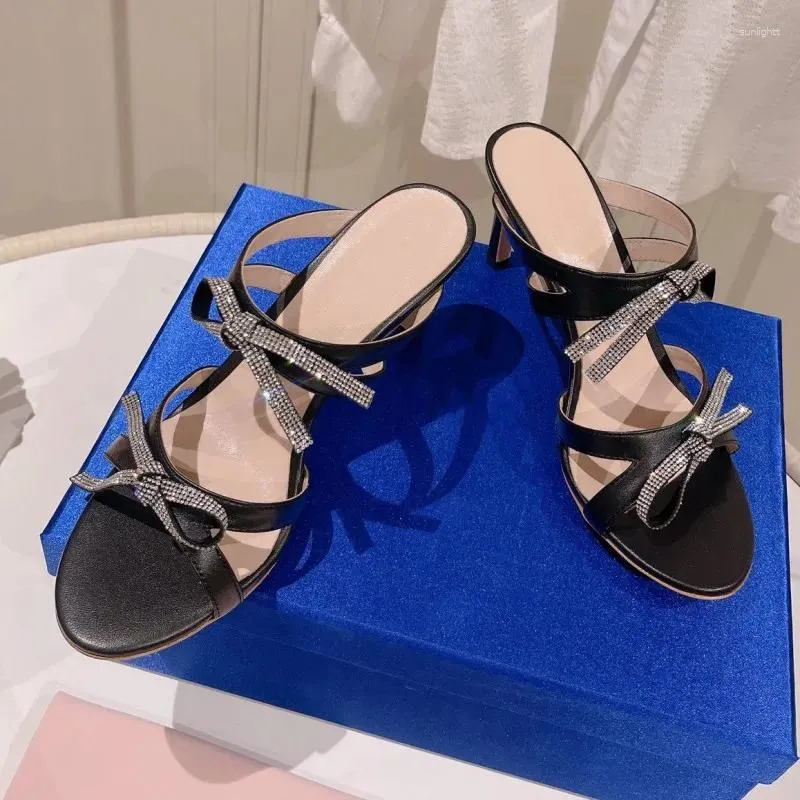 Scarpe eleganti Sandali con catena di strass di marca Sandali classici con fiocco in seta Tacchi alti in pelle Décolleté in pelle a spillo Pista di Parigi Promenade per le donne