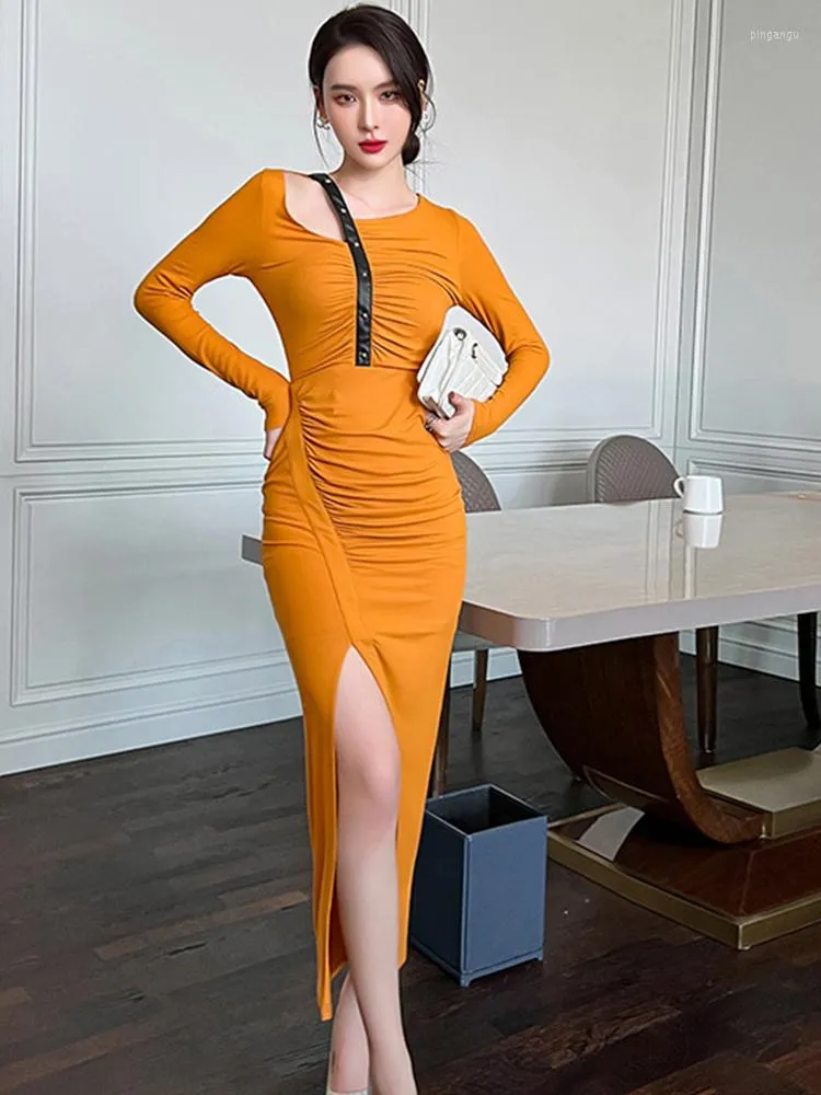 Casual jurken 2023 Spring y2k sexy jurk vrouw oranje uitgesneden holle lange mouw geplooide magere gesplitste gewaad femme feest straatvestidos