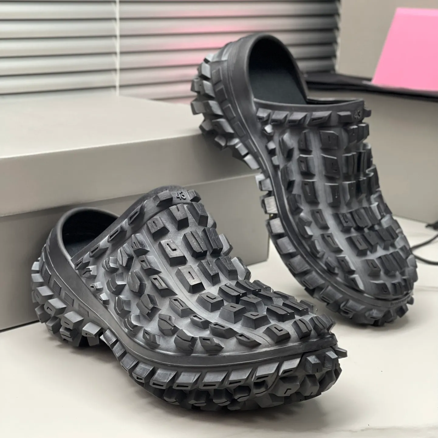 Designer Men Black Tire Tyre Slipper Sandals Platform Defender Shoes Bump Texture Anti-Slip Fashion Summer Slippers 39-45 Size Mens Sandal