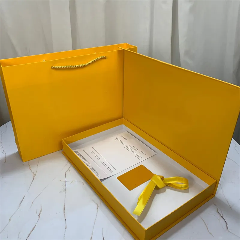 Caja de regalo de lujo Ropa Bufanda Bolsa portátil Conjunto de tarjetas de cinta Bufandas Papel de embalaje Regalos navideños Paquetes de marca Tienda Cajas de presentación de productos