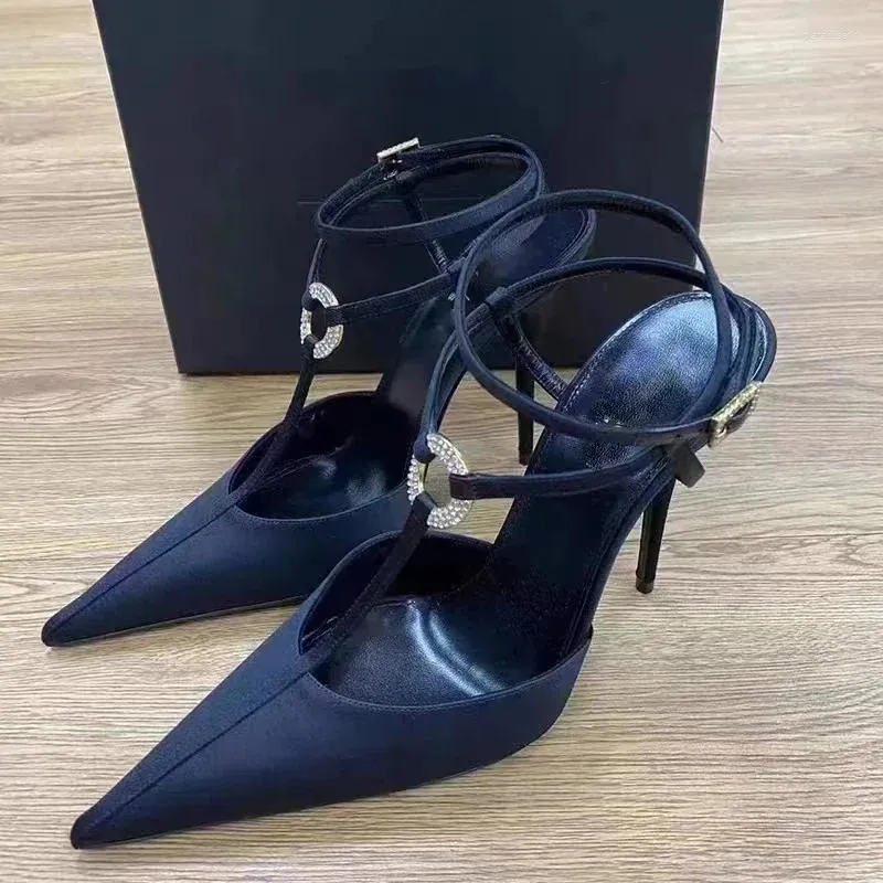 Sandaler 2023 Black Satin High Heel Rhinestone Button Pointed Fashion Single Shoes Thin Cross Band Baotou Women's