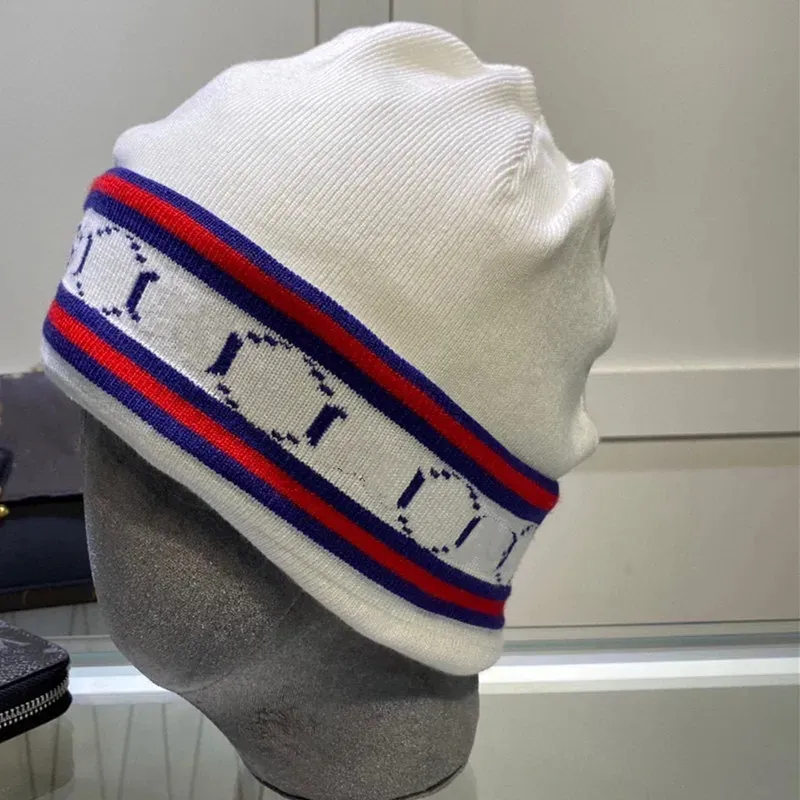 2024 Nuovi cappelli invernali da donna caldi lavorati a maglia, classici cappelli di lana con cappuccio frangivento jacquard semplici lettere