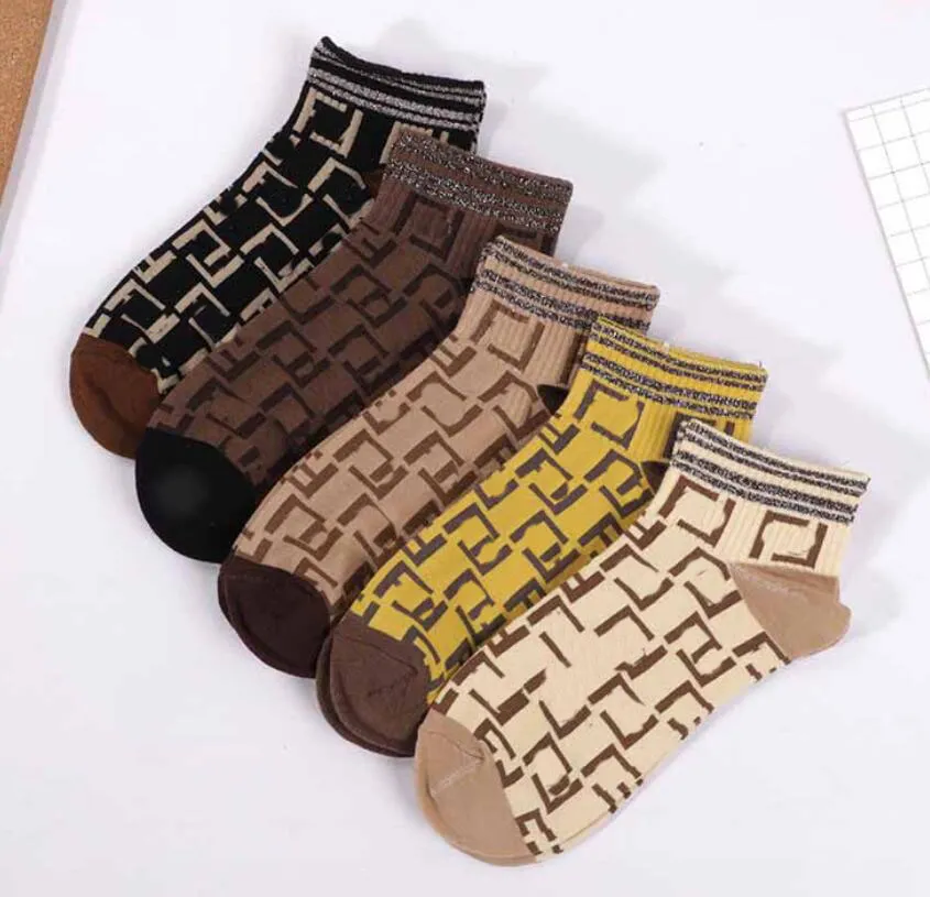 9style Designer Socks Men Dames Socking Fashion Mesh Stripe Letter Gedrukte enkel Sock Chiffon Casual gebreide katoenen borduurwerk Vrouw warme sok