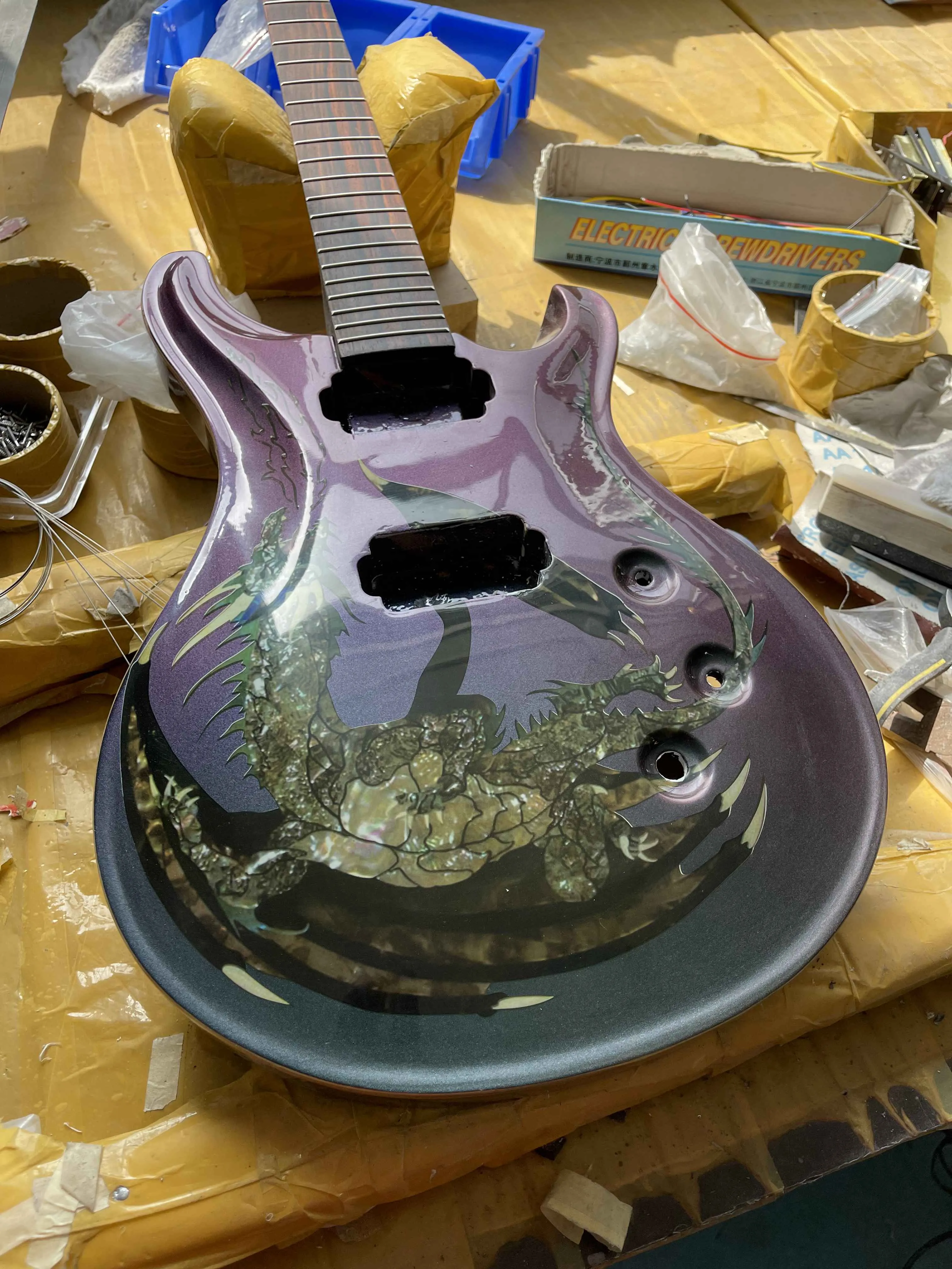 Private Stock Paul Reed Dragon Color Shift Purple E-Gitarre ohne Inlay, umlaufender Saitenhalter, goldene Hardware