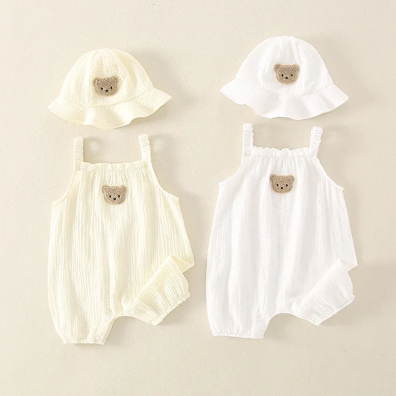 Rompers 2PCS夏のベビー服セットキャップ幼児のかわいいベアのスリングロンパーフィッシャーマンハット幼児少女ジャンプスーツ服230421