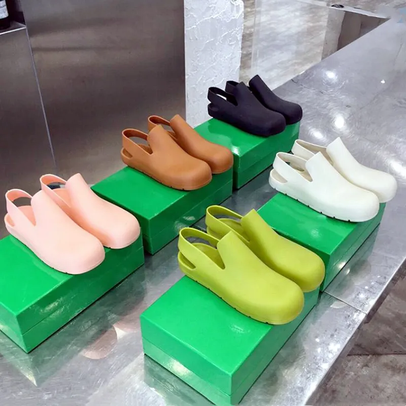 Designer Flipes planos femininos Fashion Casual confortável e impermeável Sapatos de geléia Baotou Beia Beach Caixa de reboque macio Tamanho 36-41