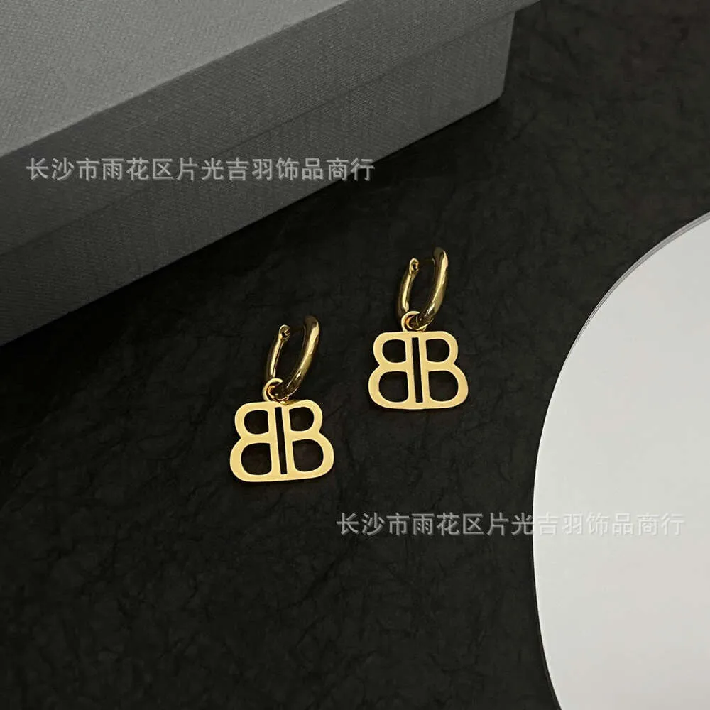 Jewelry BB Pendientes Light Luxury Carta de latón Personalidad de moda simple Pendientes dulces y frescos Pendientes