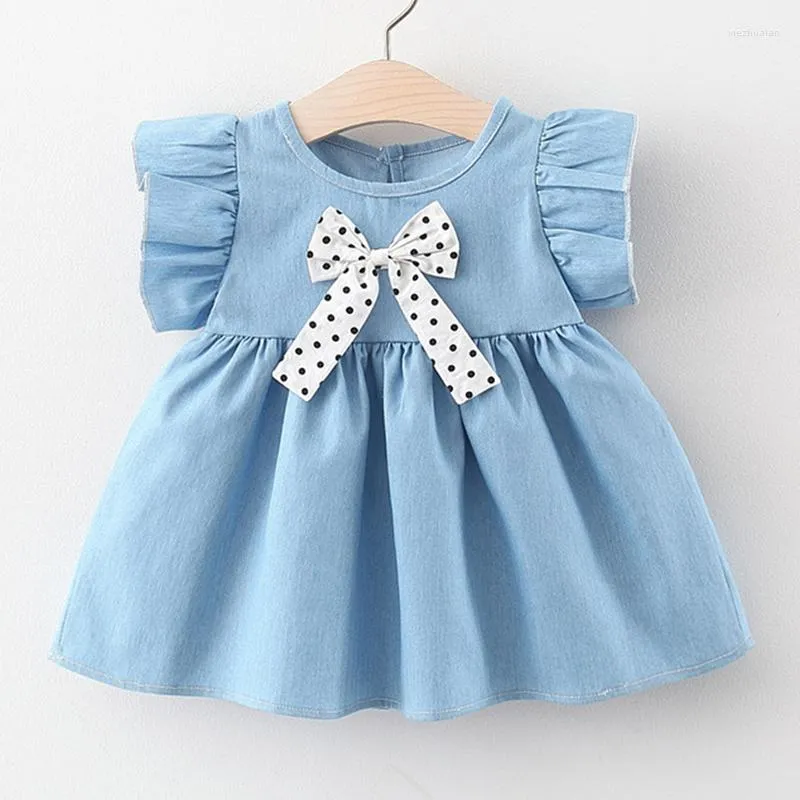 Девушка платья летним детским платьем от 0 до 12 месяцев.