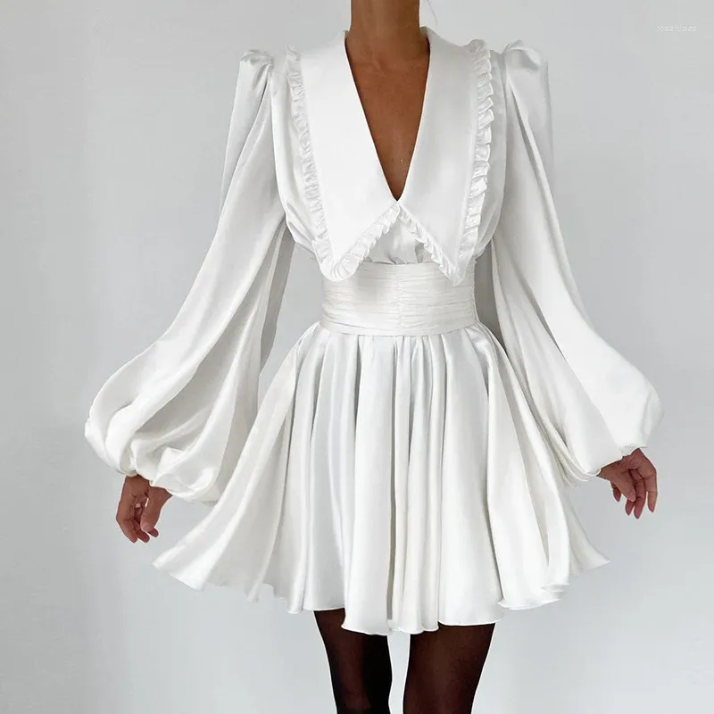 Casual Dresses Chic Lady midja V-ringning Kort klänning Luxury Women Swing White Mini 2024 Elegant Banket Lantern Sleeve Princess
