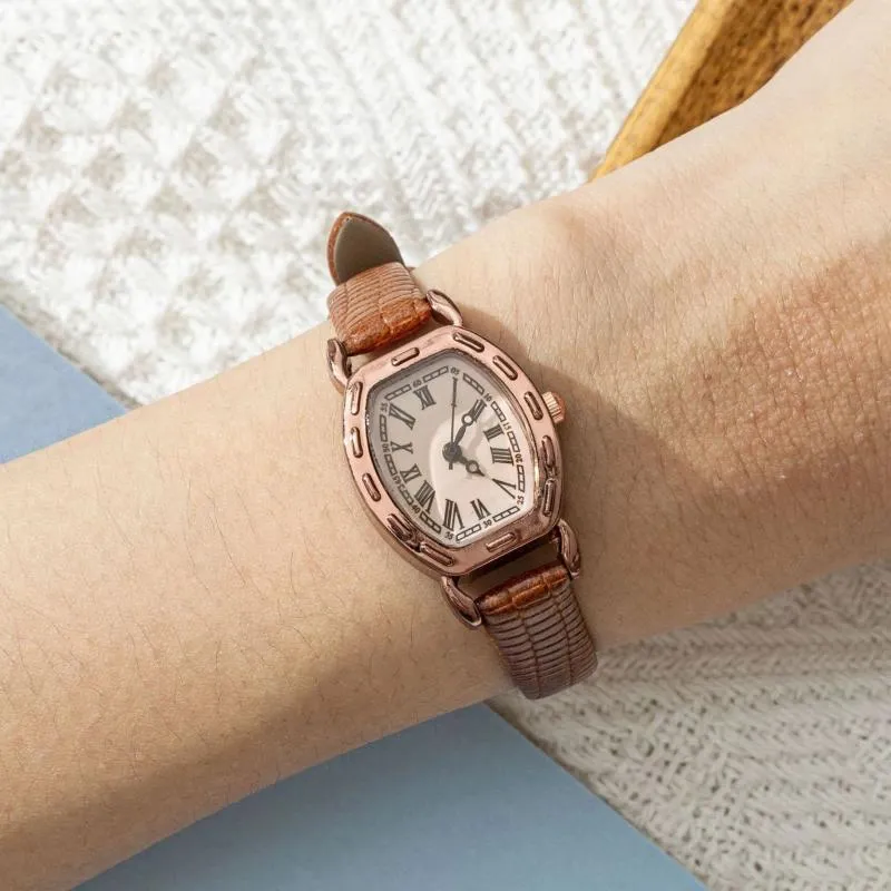 Wristwatches Women's Watch Fashion Creative Tonneau Shape Analog Quartz Wristwatch Small Cute Roman Numeral Disc Leather Teen Ladies