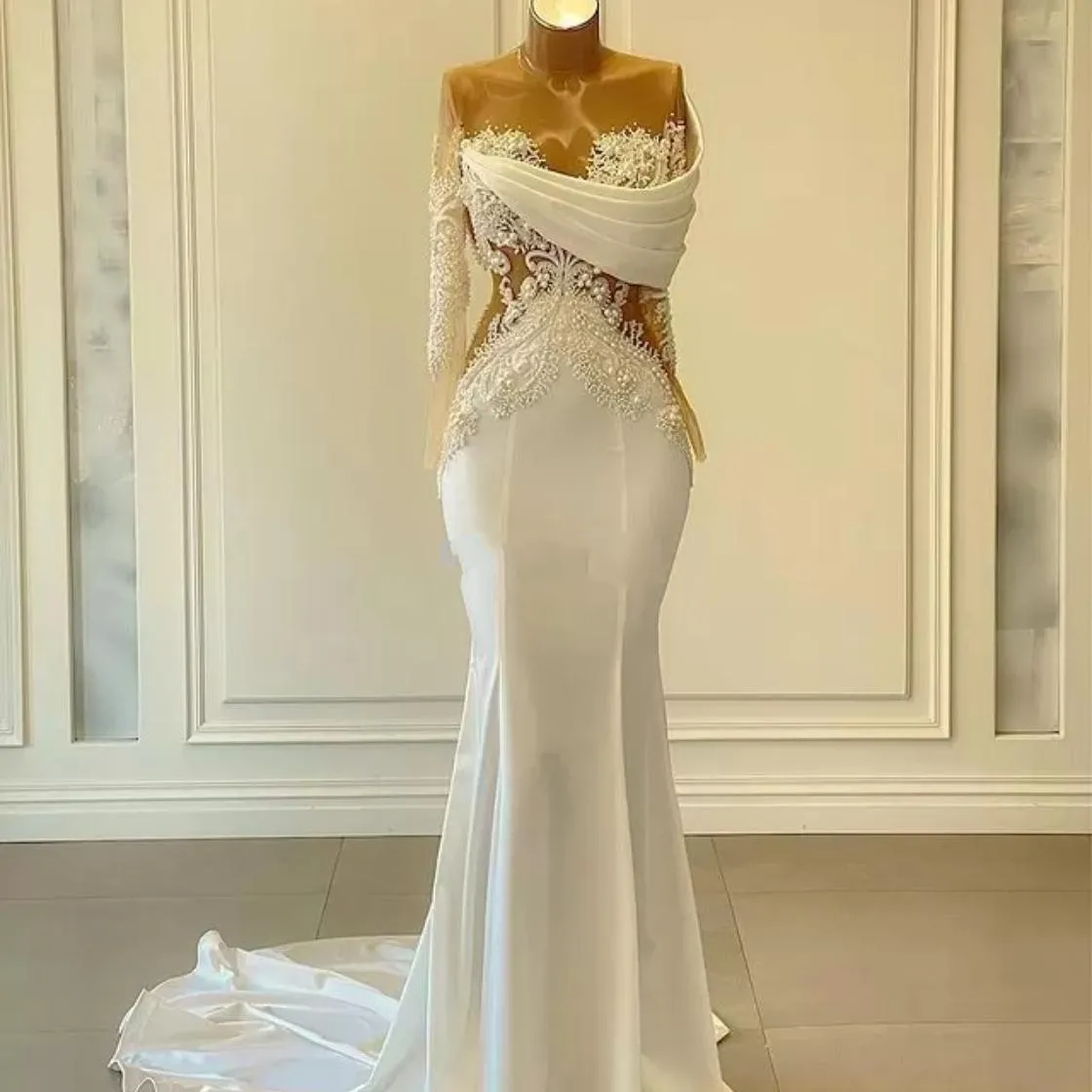 2023 Sexy Evening Dresses Wear Ivory Mermaid Prom Gowns Lace Appliques Crystal Pearls Jewel Neck Illusion Long Sleeves Floor Length Special Occasion Formal Wear