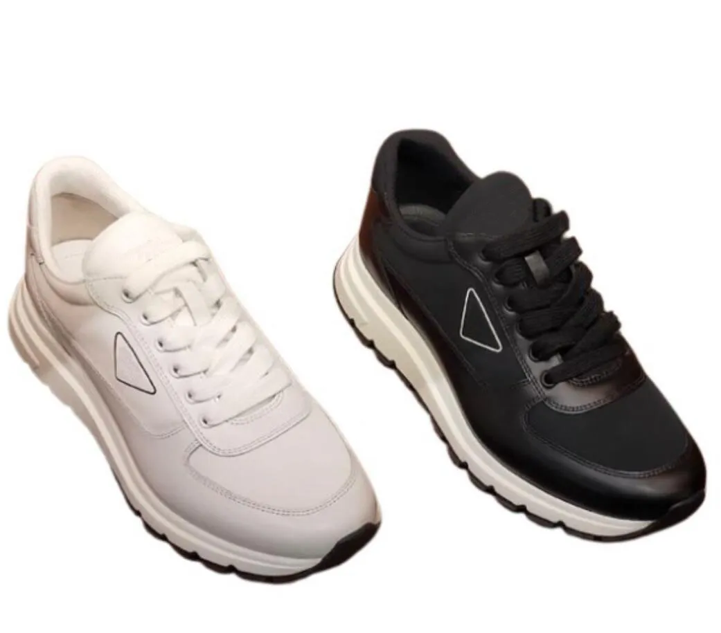 Zapatillas de deporte casuales para hombre Zapatillas de deporte cepilladas en el centro de cuero liso Zapatillas de deporte bajas de cuero de becerro con logotipo triangular con cordones en blanco y negro Venta de fábrica Tamaño 38-45 Caja