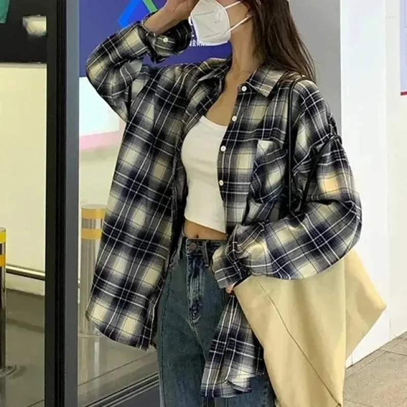 Kvinnors blusar Autumn Winter Plaid Shirts For Women Korean Fashion Button Up Overdimased Shirt Woman 2023 Comfort Loose Blouse Female