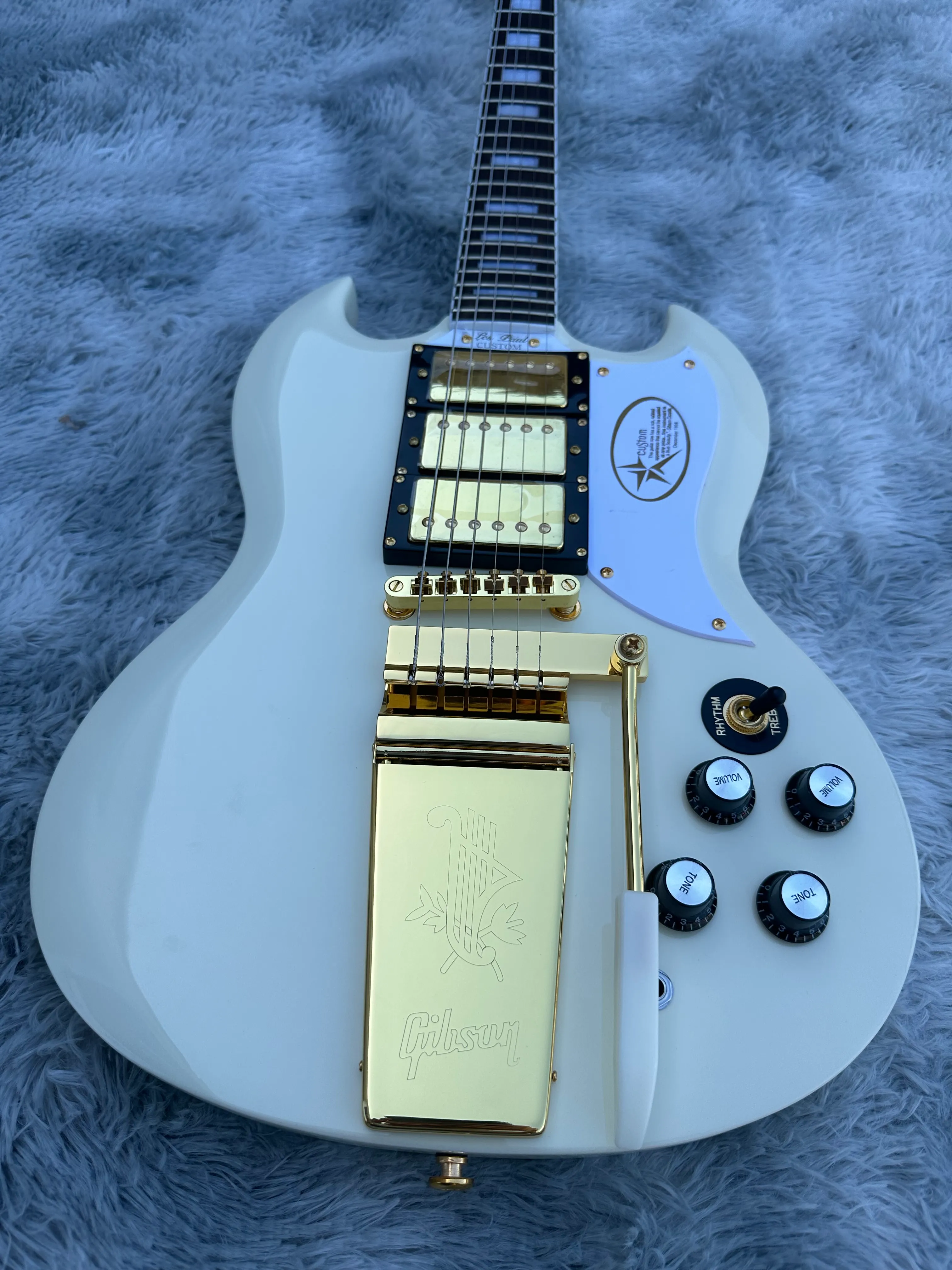 Kundenspezifische E-Gitarre, SG-E-Gitarre, cremeweiß, goldenes Vibrato