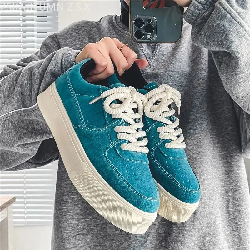 Scarpe eleganti 2023 Sport Casual Uomo Fondo spesso Lace Up Sneakers Pelle scamosciata di mucca Skateboard Trend Retro Designer maschile 231123