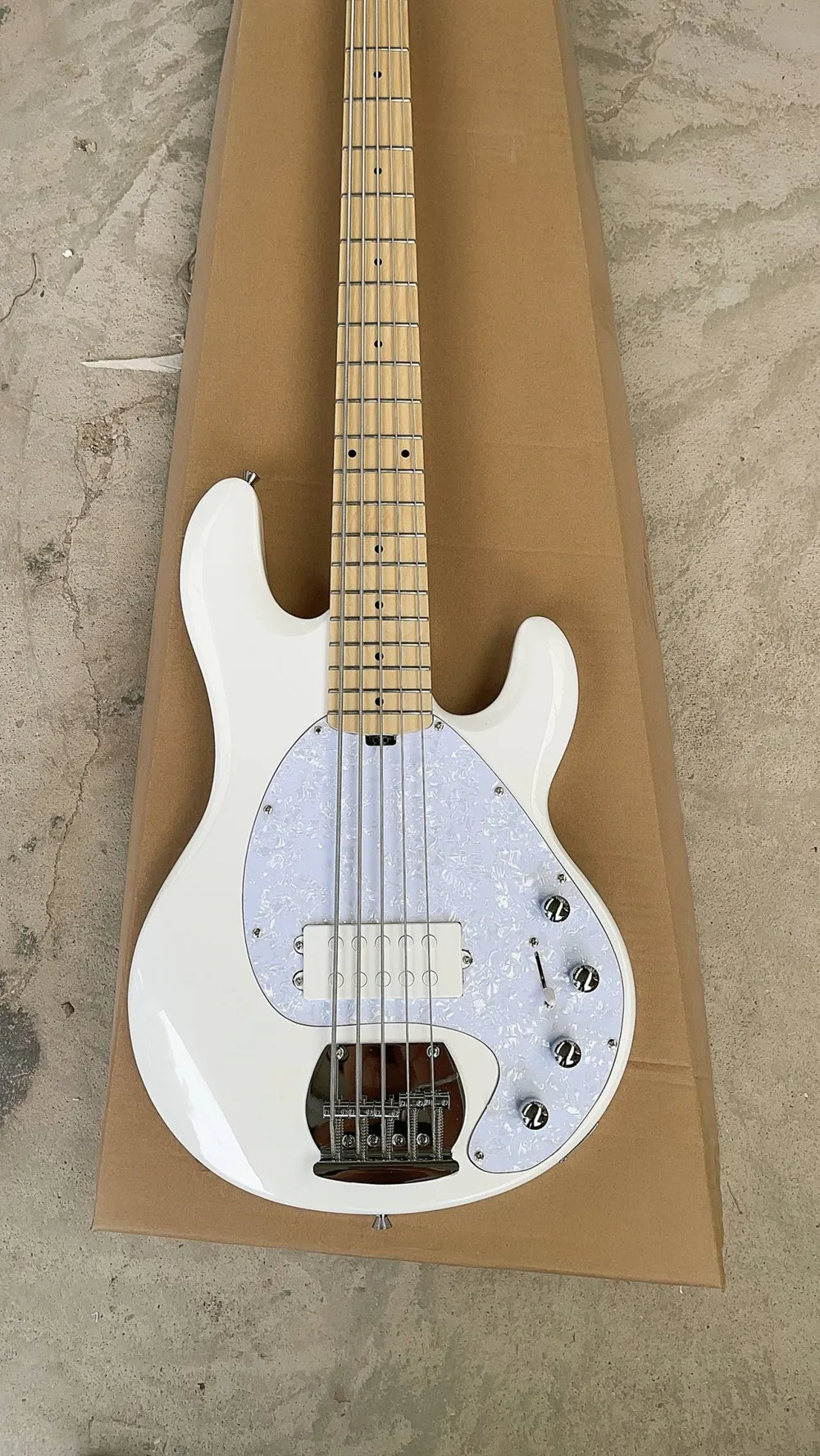 5 Strings Electric Bass Guitar z klonową szyją, Chrome Hardware, zapewnia dostosowane usługi