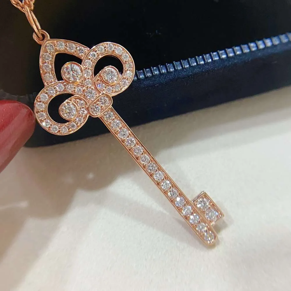 Hoge versie luxe ontwerper T klassieke liefde ketting sleutel ketting voor dames nieuwe volledige diamant zonnebloem hanger kroon Iris sleutelbeen trui keten