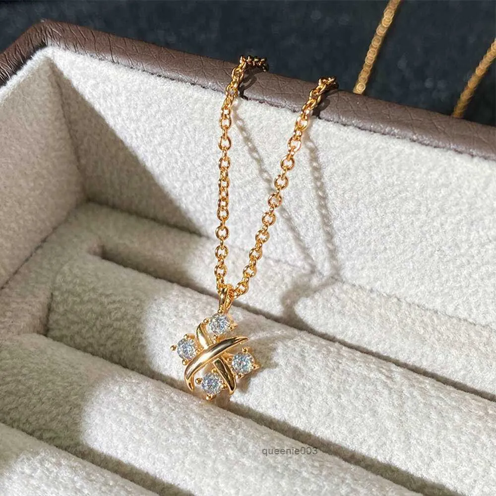 Tiffanylise Nuova collana in oro con diamanti a forma di croce per donna Edizione leggera di lusso Semplice e piccolo a quattro artigli G79e