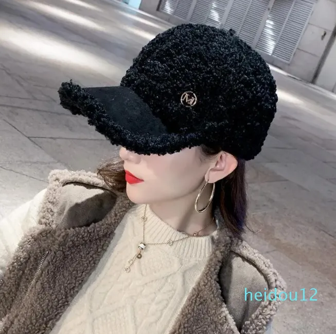 Cappello da donna invernale con lingua di pelo di agnello di alta bellezza, cappello da donna coreano con lettera di moda, caldo berretto da baseball ispessito