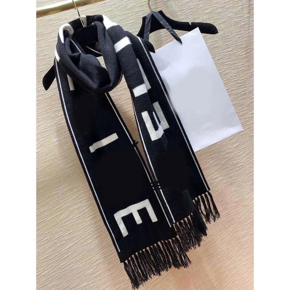 Desginer channel 2023 Autumn/winter New Hairline Black and White Letter Knitted Tassel Warm Scarf Shawl