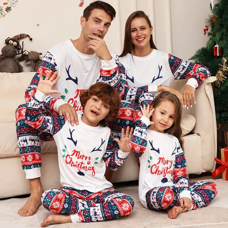 家族を一致する衣装クリスマスパジャマ大人の子供ベイビー2024 Sクリスマスカップル服セットスリープウェア同じ外観パジャマ231122