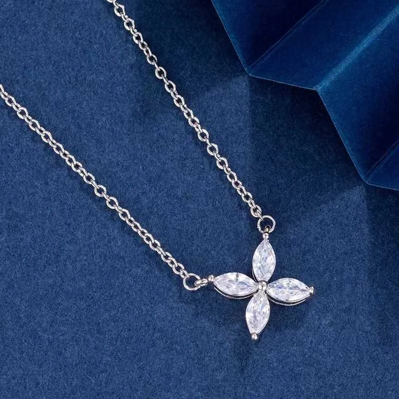 Pendant Necklaces Sterling Silver Women's Four-leaf Clover Horse Eye Seiko Fashion Light Luxury Niche High-end Collarbone Necklace X8p5
