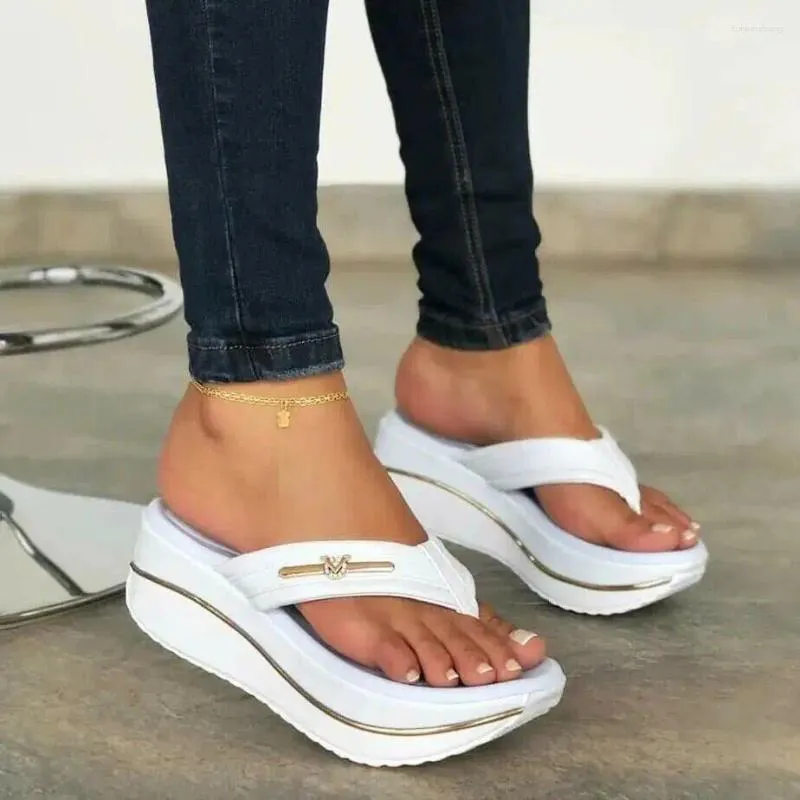 Klädskor kvinnors mode sommar 2023 stora sandaler tjocka bottnar tå separatorer och korsband utomhus slitage strand avslappnad