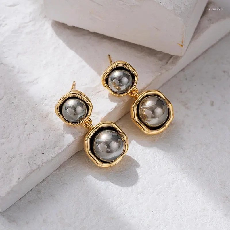 Pendientes de tachuelas Pearl gris para mujeres temperamento retro francés 2023 estilo pequeño sentido de luz de alto grado lujo