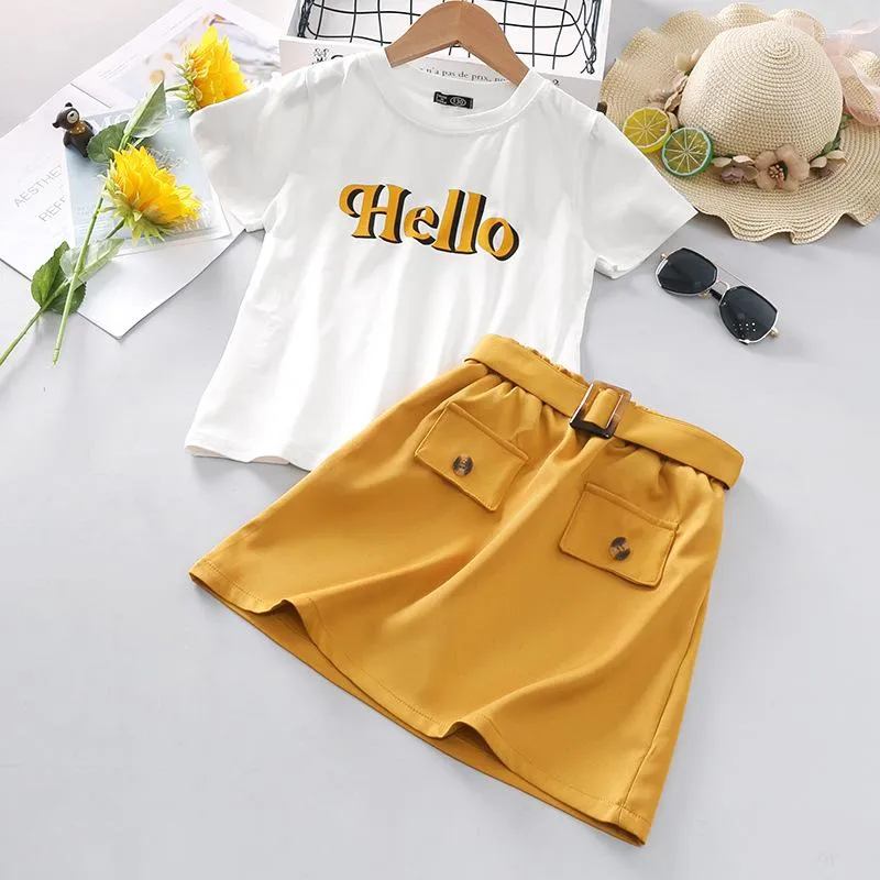 Set di abbigliamento per bambina con stampa di lettere a maniche corte e gonna con cintura Set in due pezzi Boutique per bambini Abbigliamento all'ingrosso per ragazze