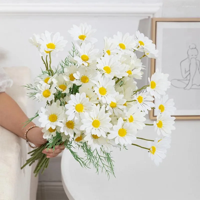 Fiori decorativi Margherita gialla Bouquet artificiale lungo ramo per giardino Decorazione di nozze per la casa Accessori per fiori finti in seta fai da te da sposa