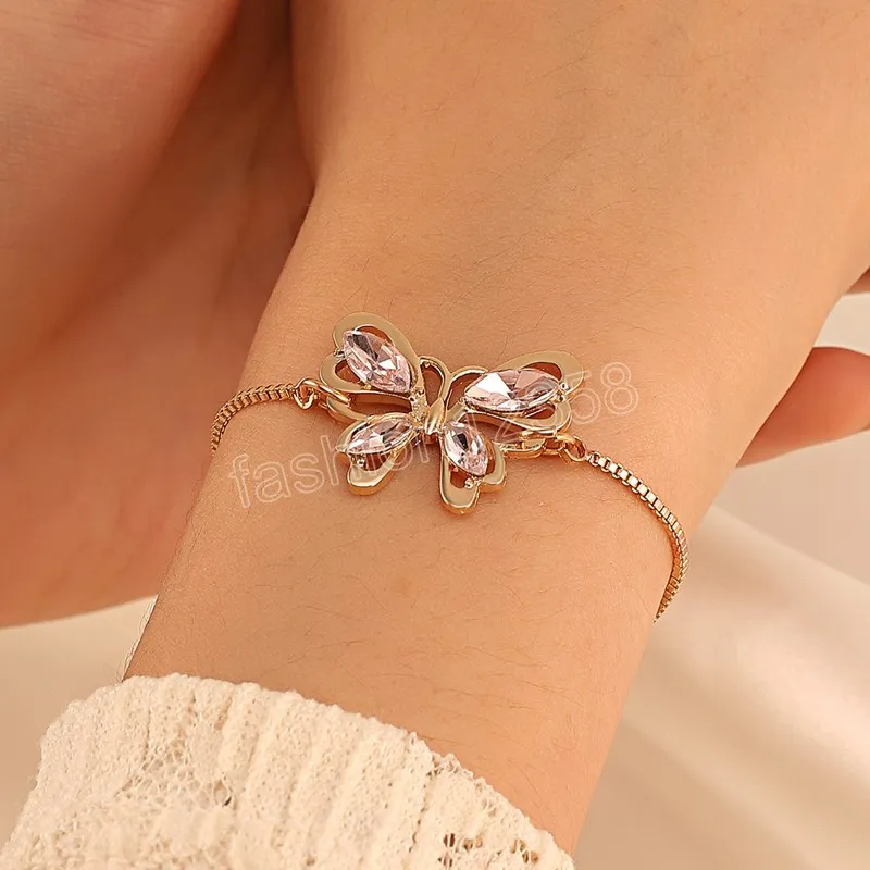 Bracelet rétro polyvalent en forme de cœur et de papillon pour femmes, vêtement à main en perles, à la mode, breloque populaire, bijoux fins