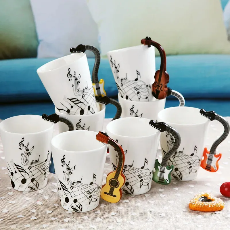 Tasses 240 ml musique créative tasse en céramique guitare violon style mignon café thé lait stave et tasses avec poignée cadeaux de nouveauté 231122