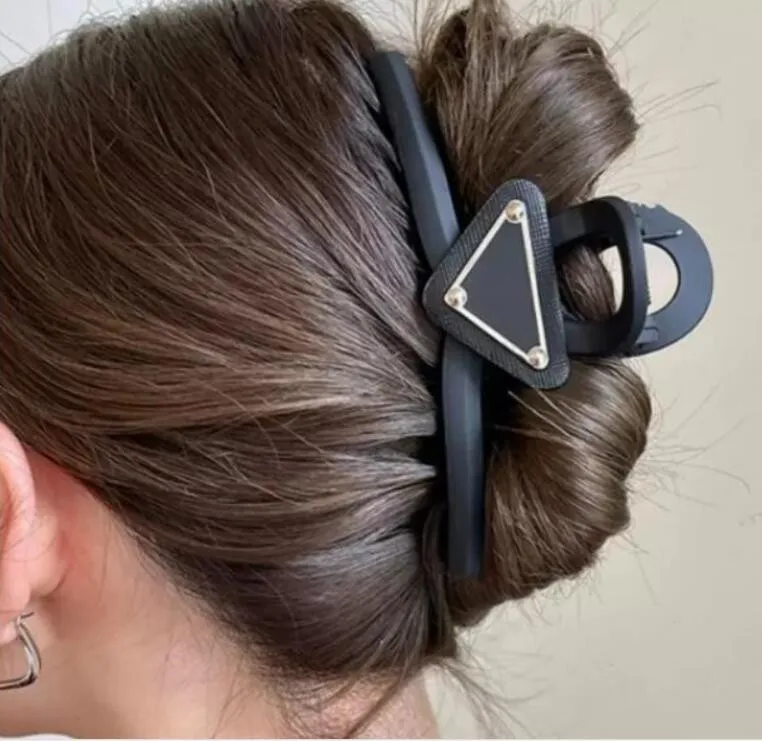 Dreieckige, mattierte Clips, Haarspangen für Damen und Mädchen, Markenbrief, Designer, schwarze Hai-Haarklammer, modische Haarnadel