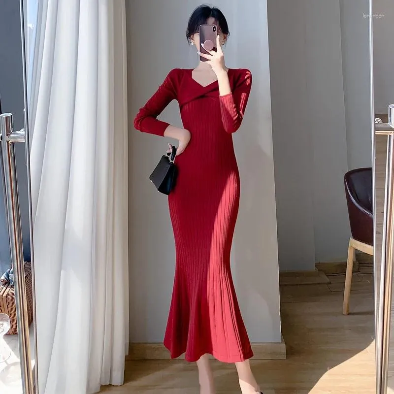 Casual Dresses Red Simple V-hals Knitting Sweater Bodycon Dress Women Tight Elegant Long Sleeve Office Fishtail Midi Autumn Winter 2023