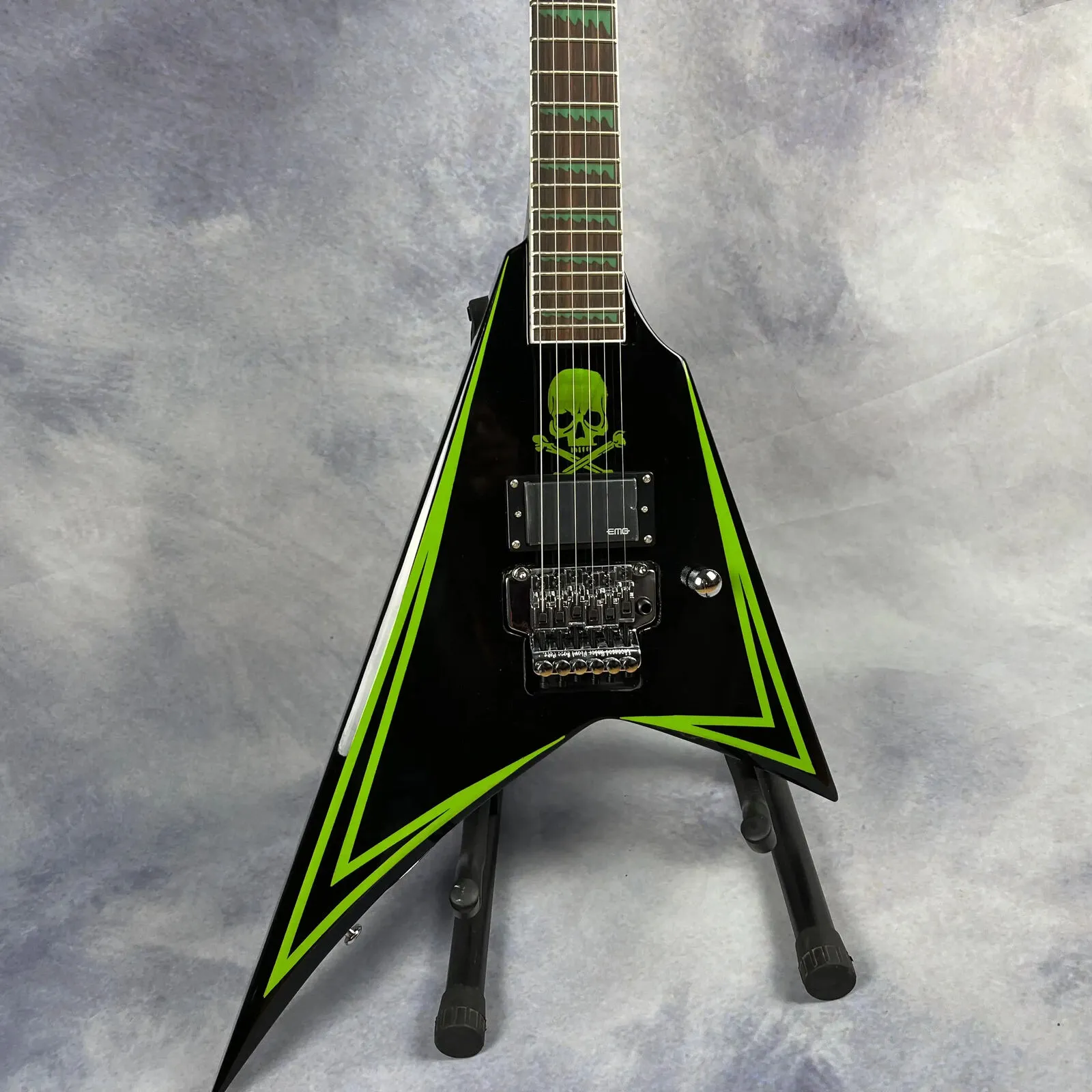 I Stock Greeny Alexi Laiho Children of Bodom Green Skull Black V Electric Guitar Sawtooth Inlay Floyd Rose Tremolo Bridge China Emg Pickup Chrome Hardware