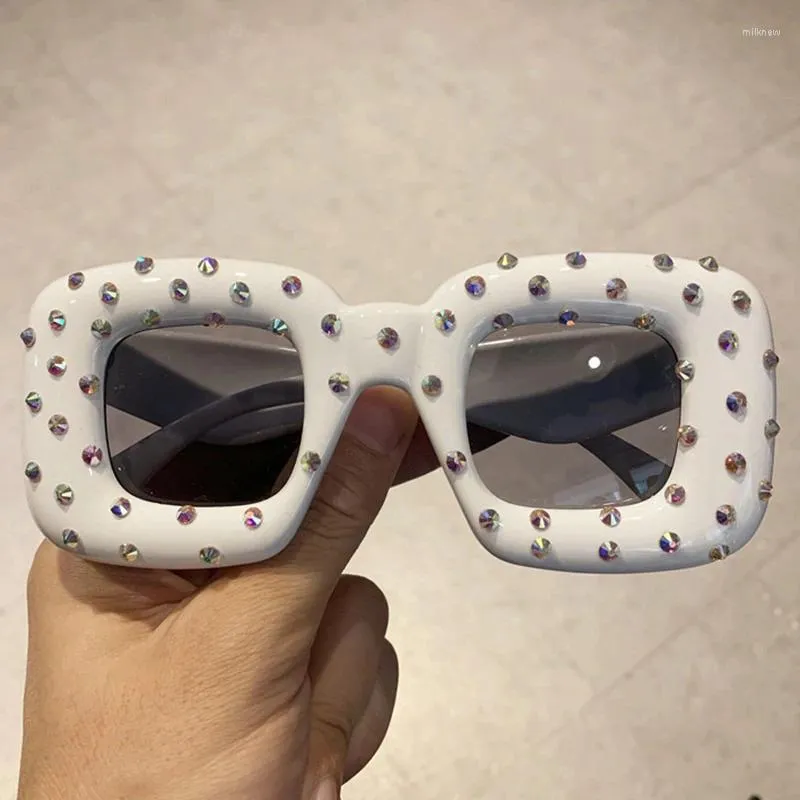 Occhiali da sole Mosengkw Fashion Crazy Squared Women Diamond Colorful Cute Party Eyewear